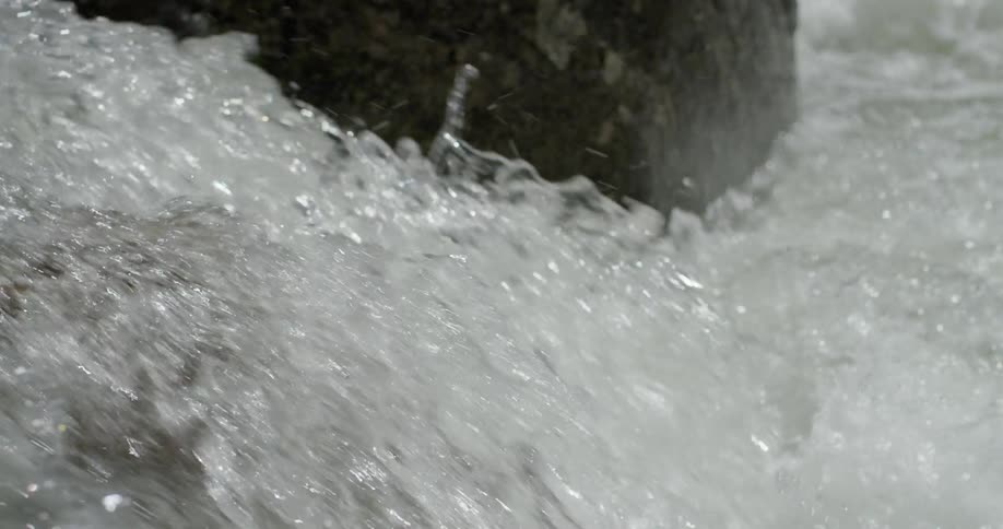 The water rushes into the stream