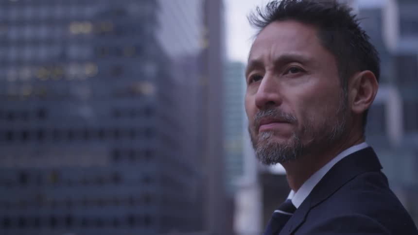 A man looks to his side in the city