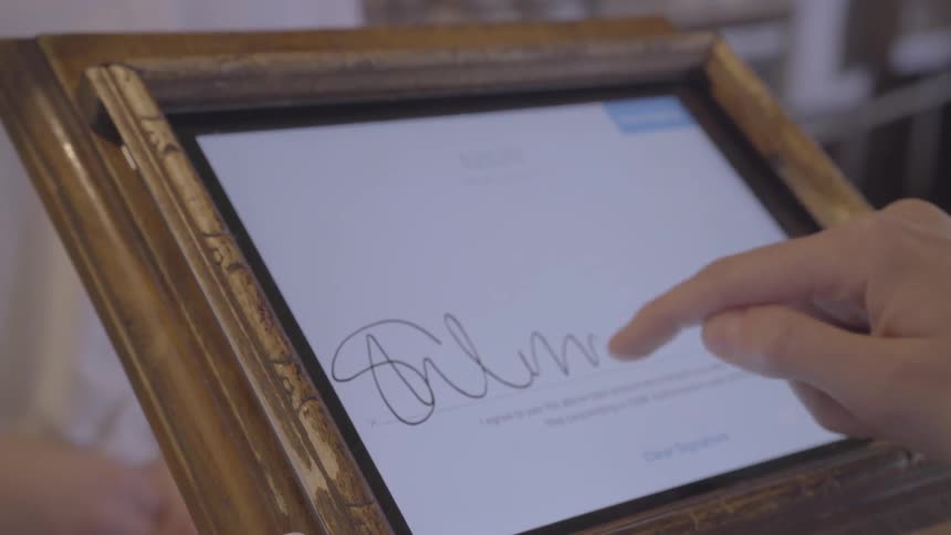 A customer is paying for their purchase at a coffee shop in daylight
