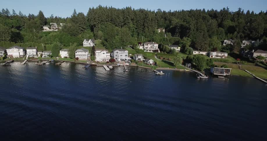 The houses are right on the coast of the lake