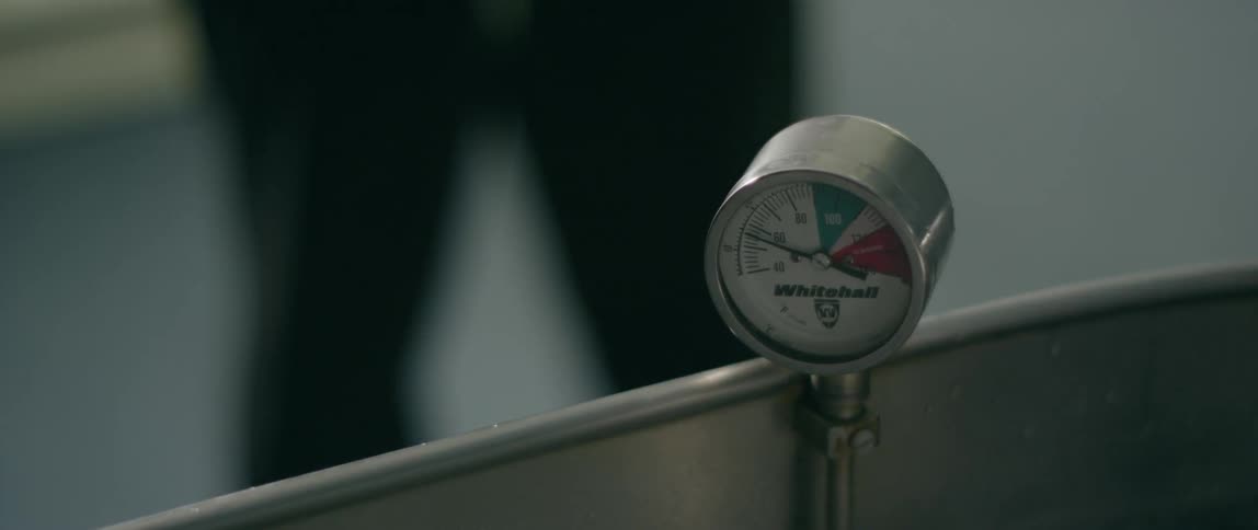 The gauge is set on the container