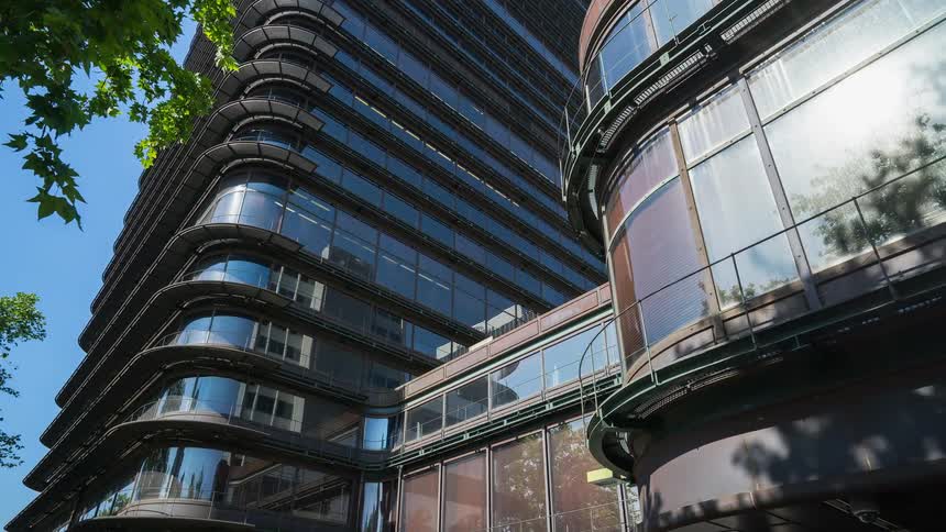 Looking at a skyscraper with soft edges from top to bottom