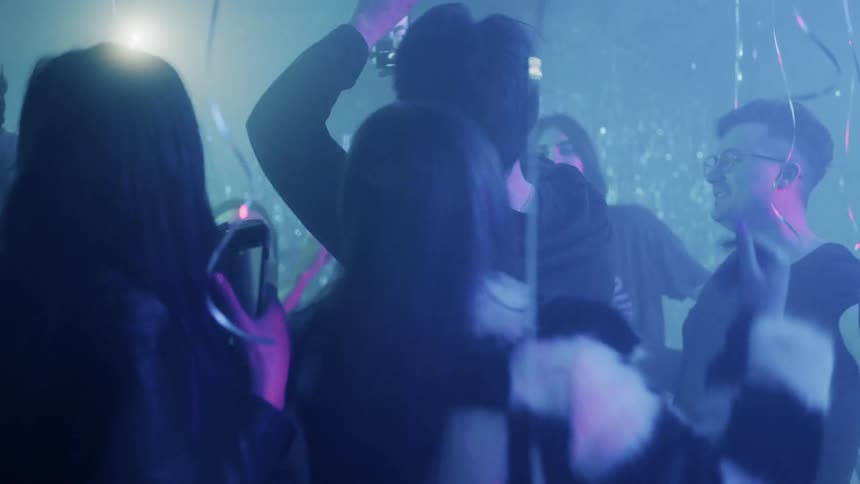 The people jump around partying together