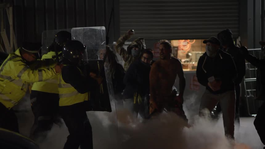 The police block the fighting protestors