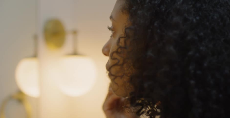 The woman brushes her face with makeup