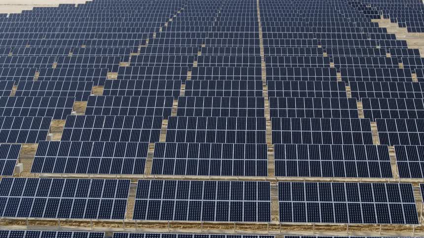 Many solar units in a solar farm