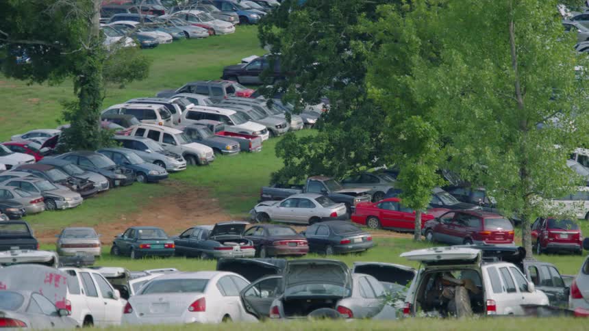 A field that is full of old broken down cars