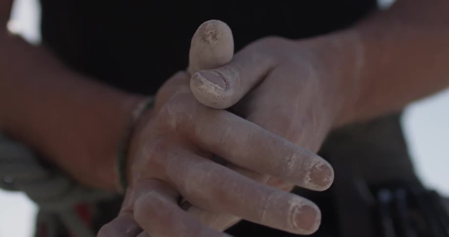 A man clapping powder onto his hands