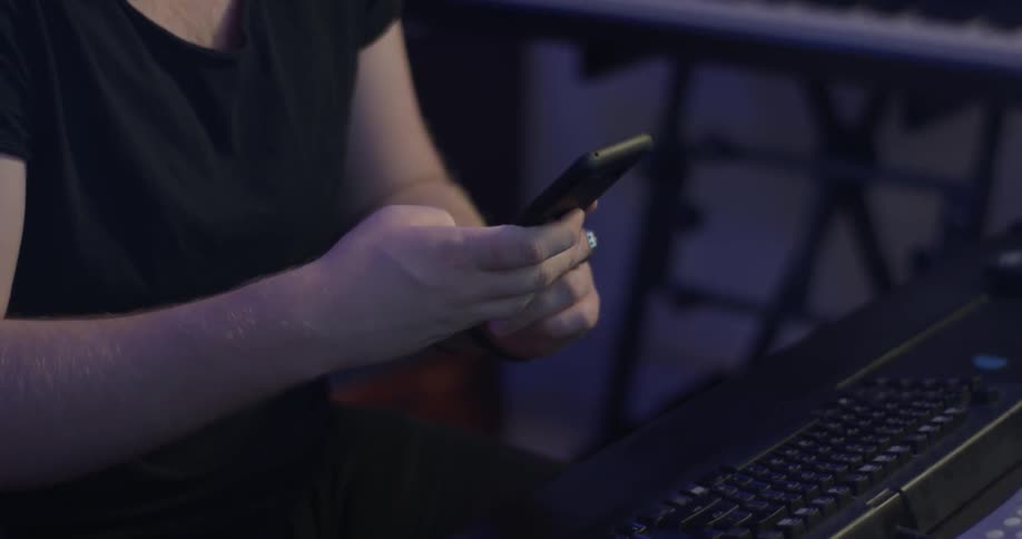 A man that is using a cell phone outdoors