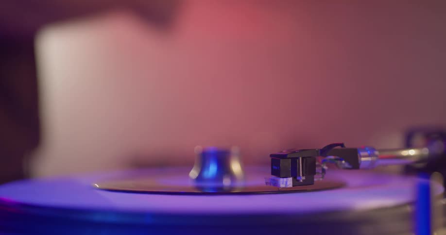 Person spins some discs on a dj turntable