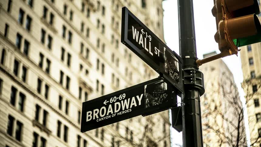 Traffic light at corner of wall st and broadway changes