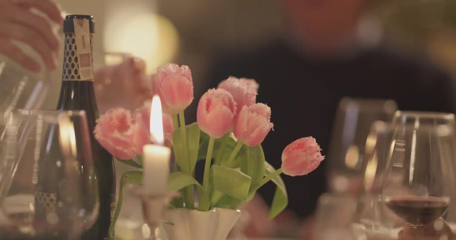 A table that has pink roses in the middle of it
