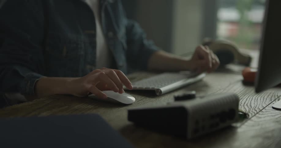 Person maneuvers with the mouse