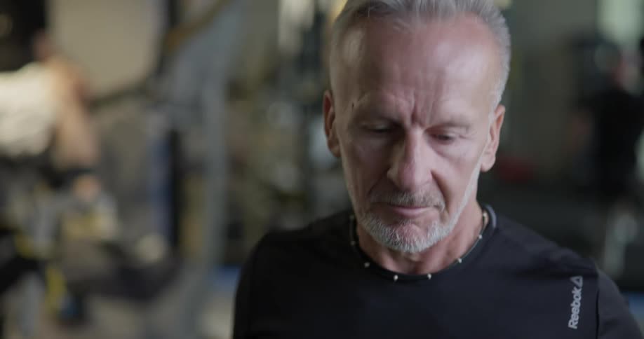 Man is doing bicep curls with free weights