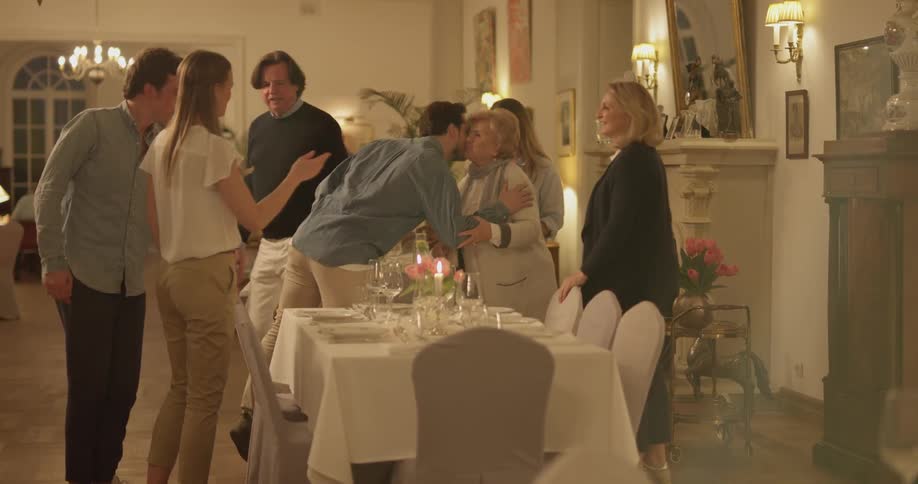 A bunch of people greeting each other at a dinner party