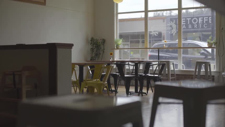 Cars are passing outside of a restaurant
