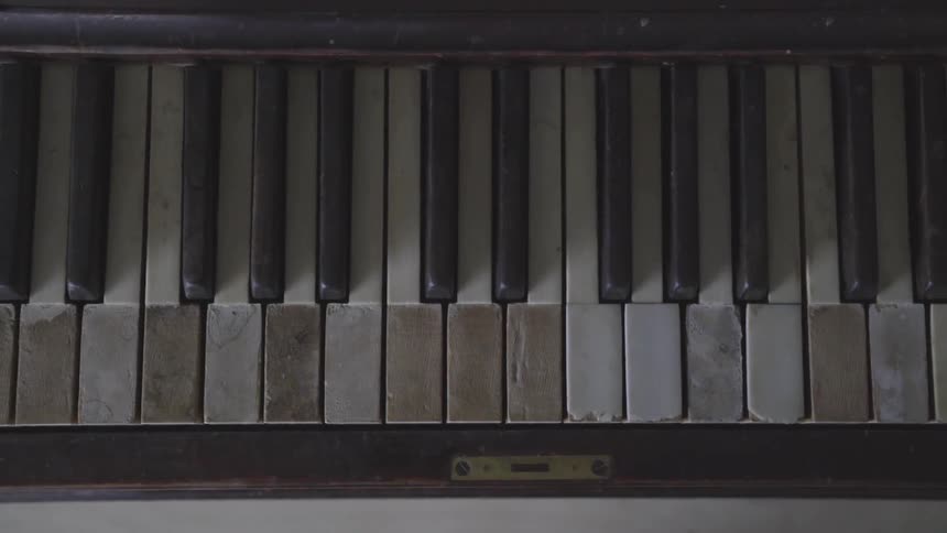 Dirty, old and discolored piano keys