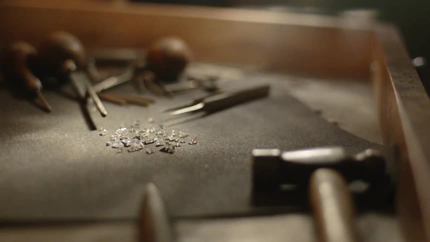 A glistening from the sun with the gems on the table
