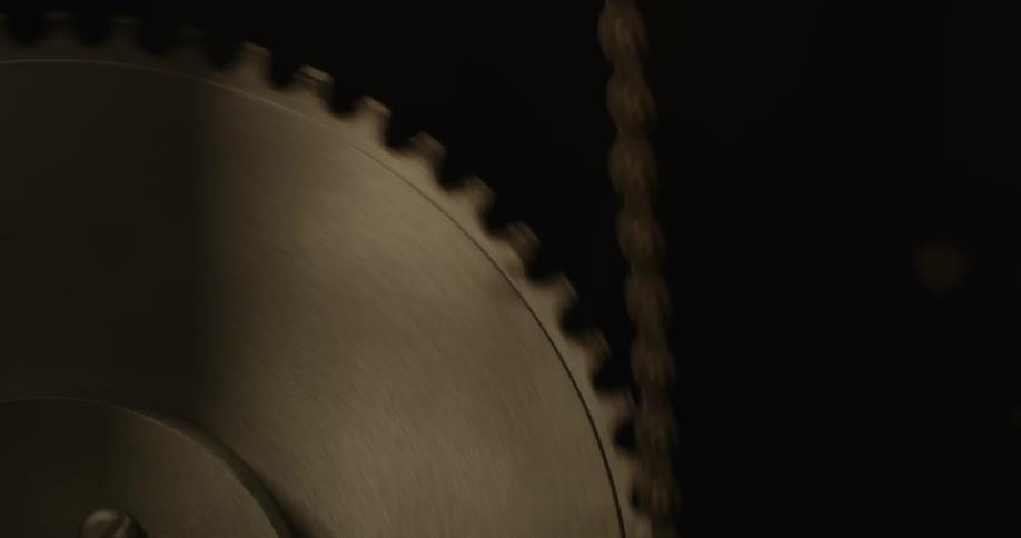 The machine wheel turns with a chain on it