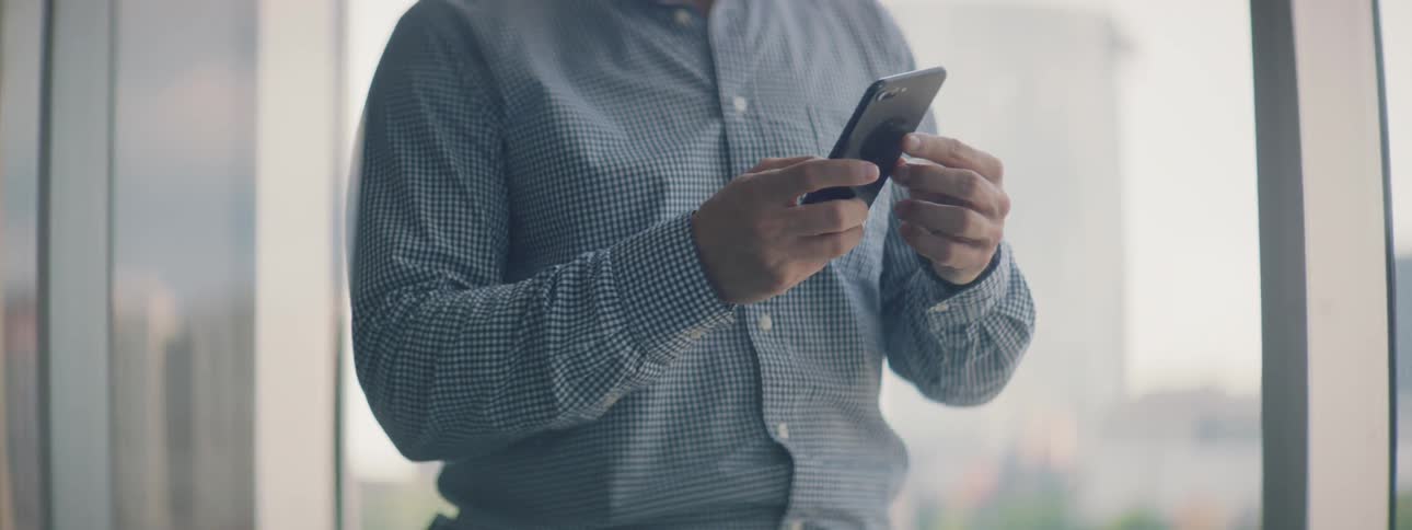 A man typing on his cellphone