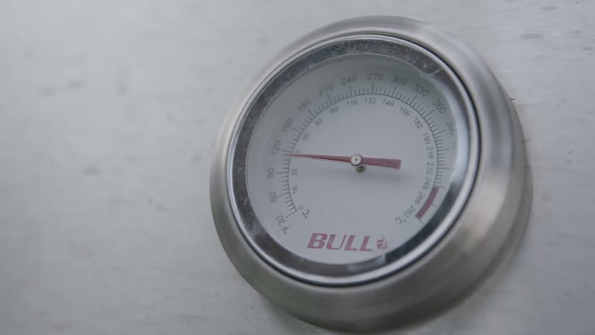 A gauge with a red needle