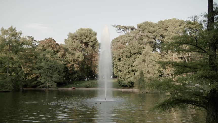 Fountain squirts in the middle of the lake in the daytime