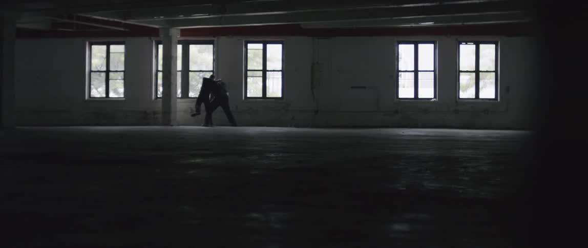 People are fighting in the dark building