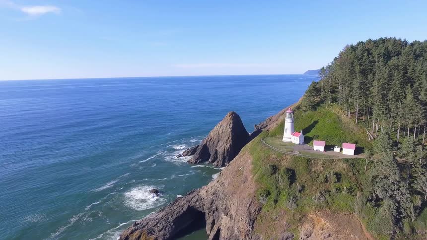 A view of the ocean and the cliff alongside it