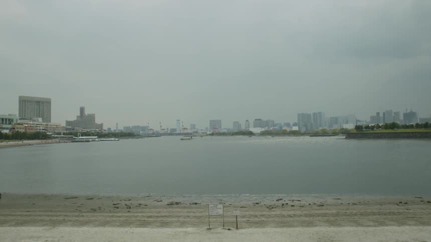 View of a lake in front of a city on a cloudy day