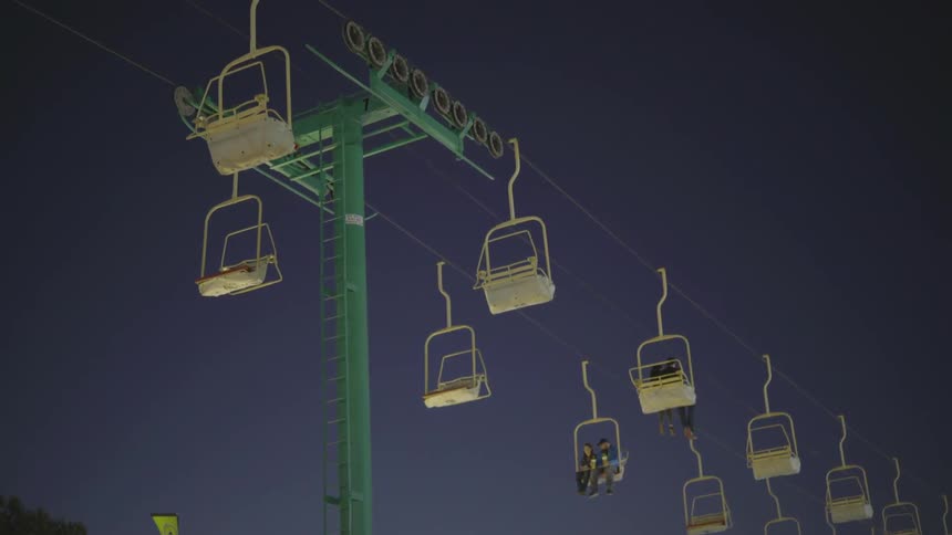 People mover with hanging chairs moves people