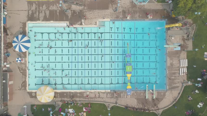 A large amount of people at a waterpark