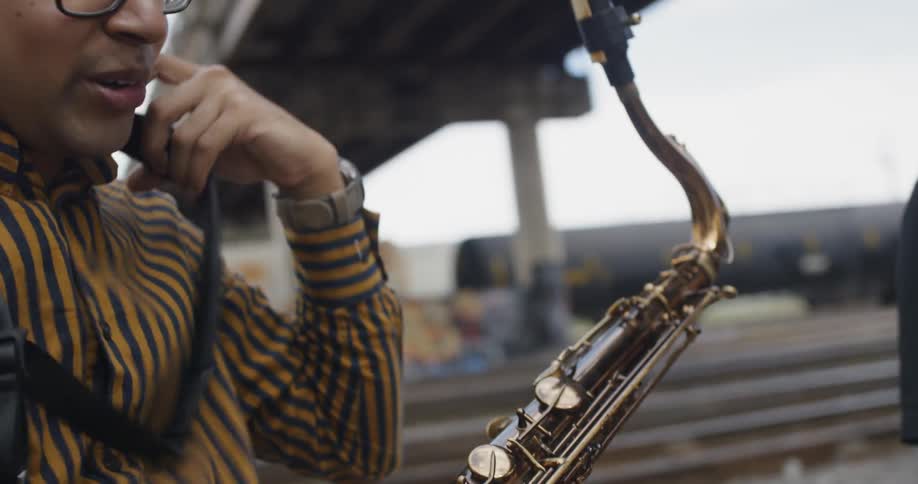 A woman getting ready to play the saxophone