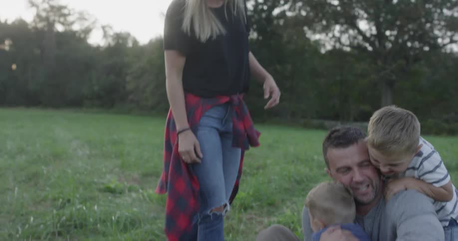 A family plays together in a yard