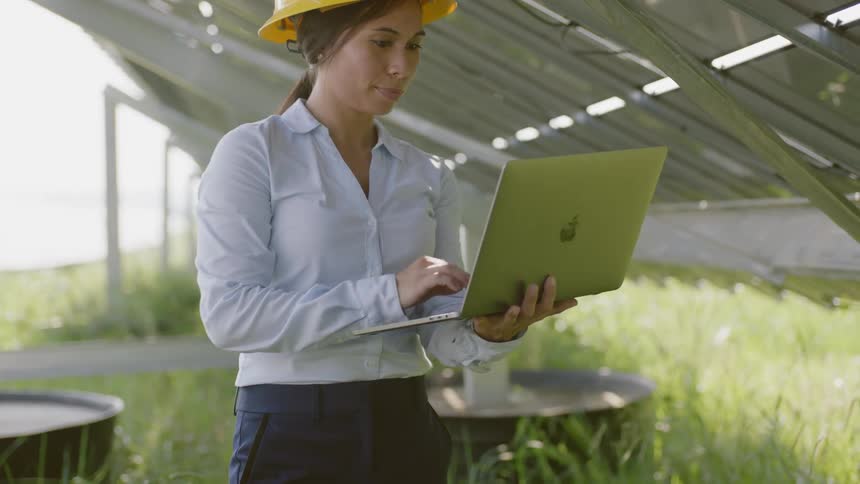 Female inspector inspecting solar panels on a job site