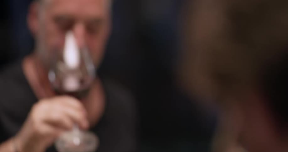 People drink red wine and talk
