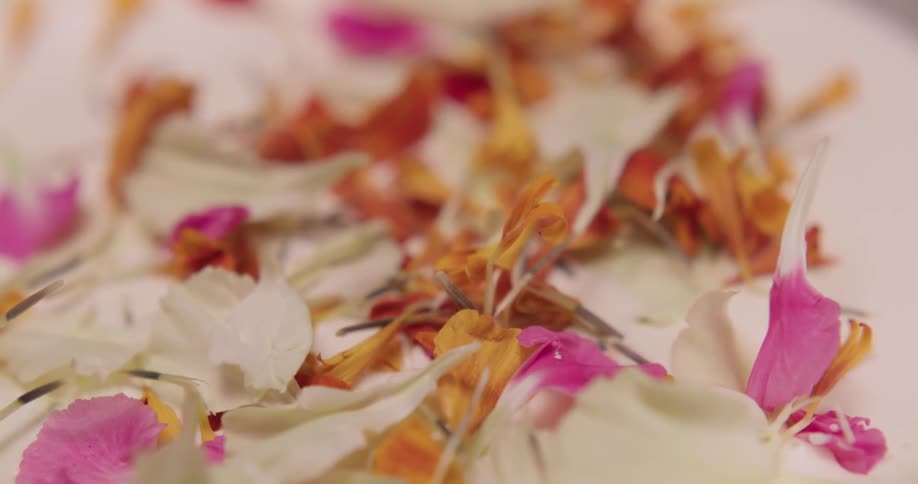 Dried flowers are dropped on the table