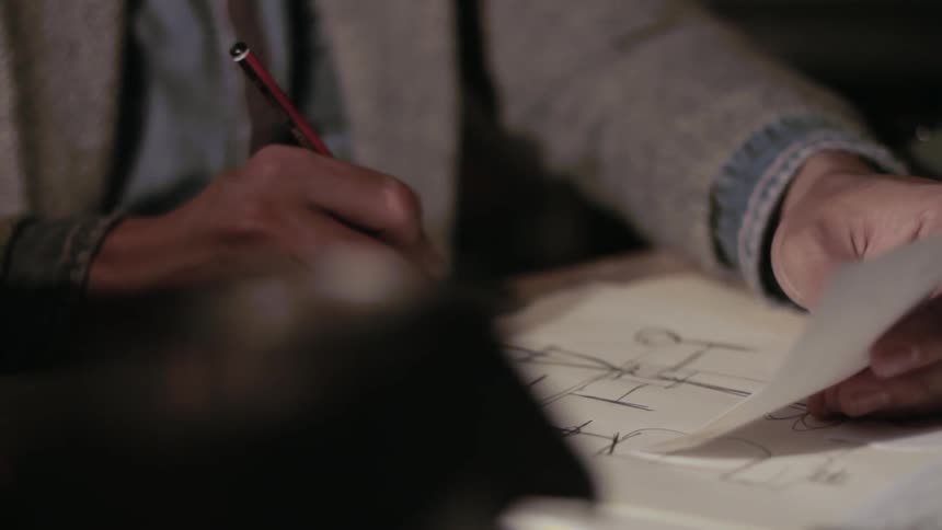 Man drawing quickly with a pencil