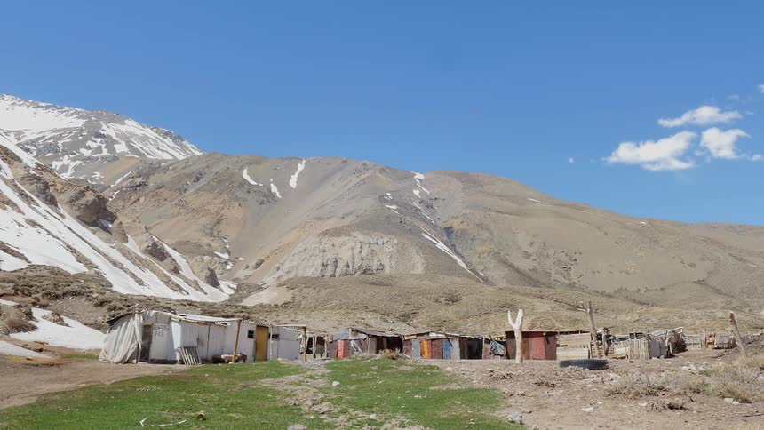 Shanties in front of a mountain