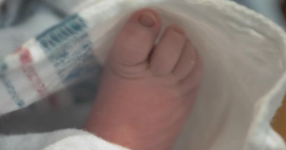 A newborn baby wiggles its toes