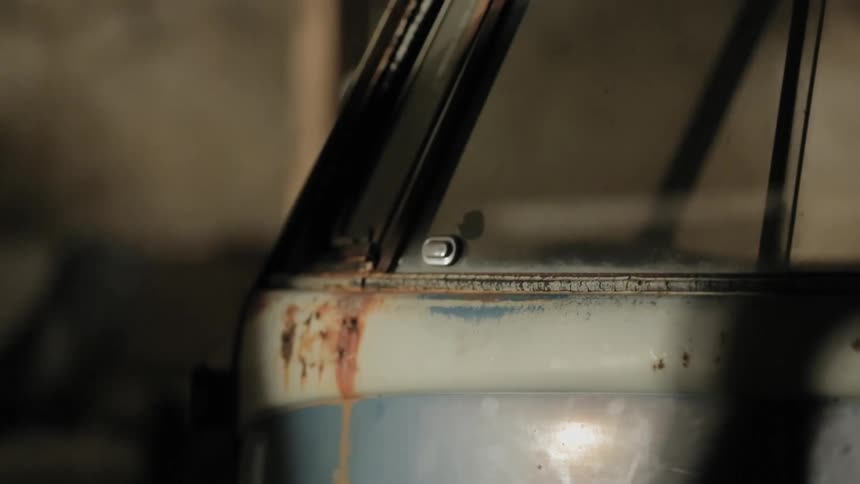 A rusty car