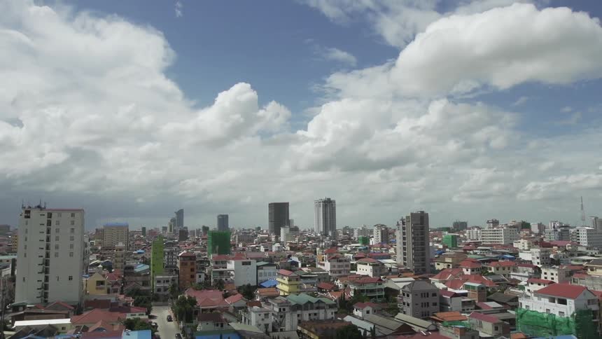 A city with many buildings and a cloudy sky
