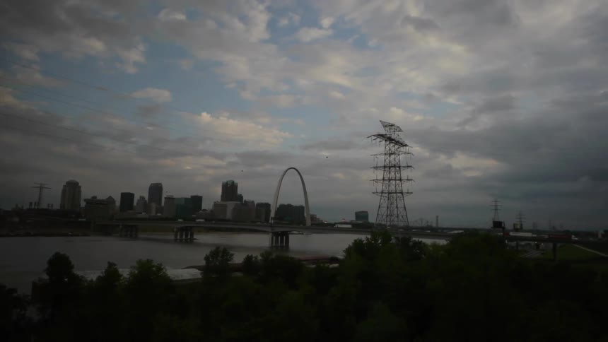 Panning view of the gateway arch in missouri