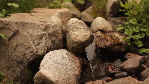 Water trickles between many rocks