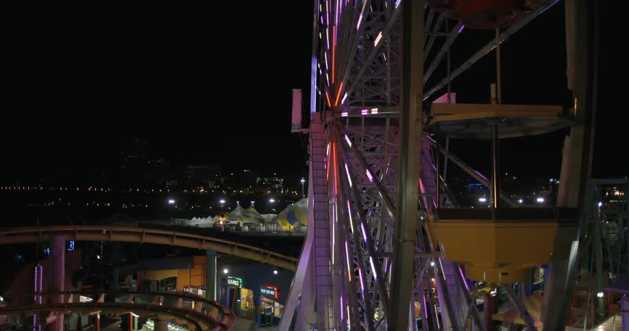 Ferris wheel lights blink at night