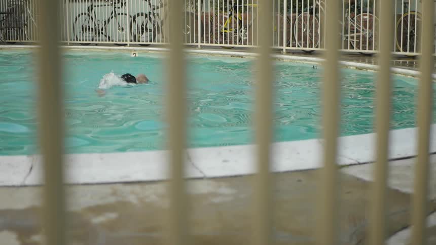 A man swim in a swimming pool